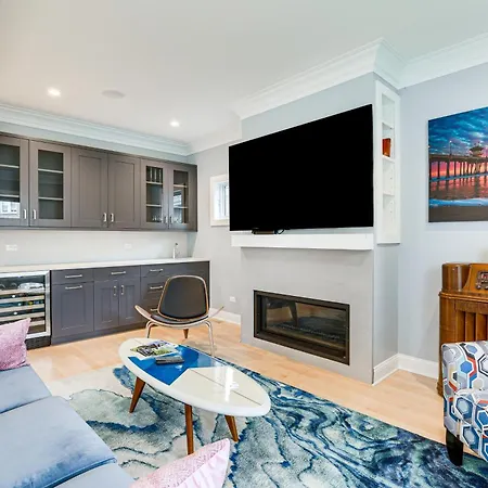 Awesome Chicago Home With Game Room, Deck And Yard!